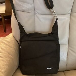 Travelon Anti-Theft Classic Crossbody Messenger Bag